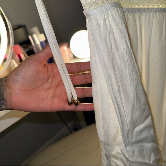 White Plunge Sleeveless Lace Dress - Picture 7 of 11